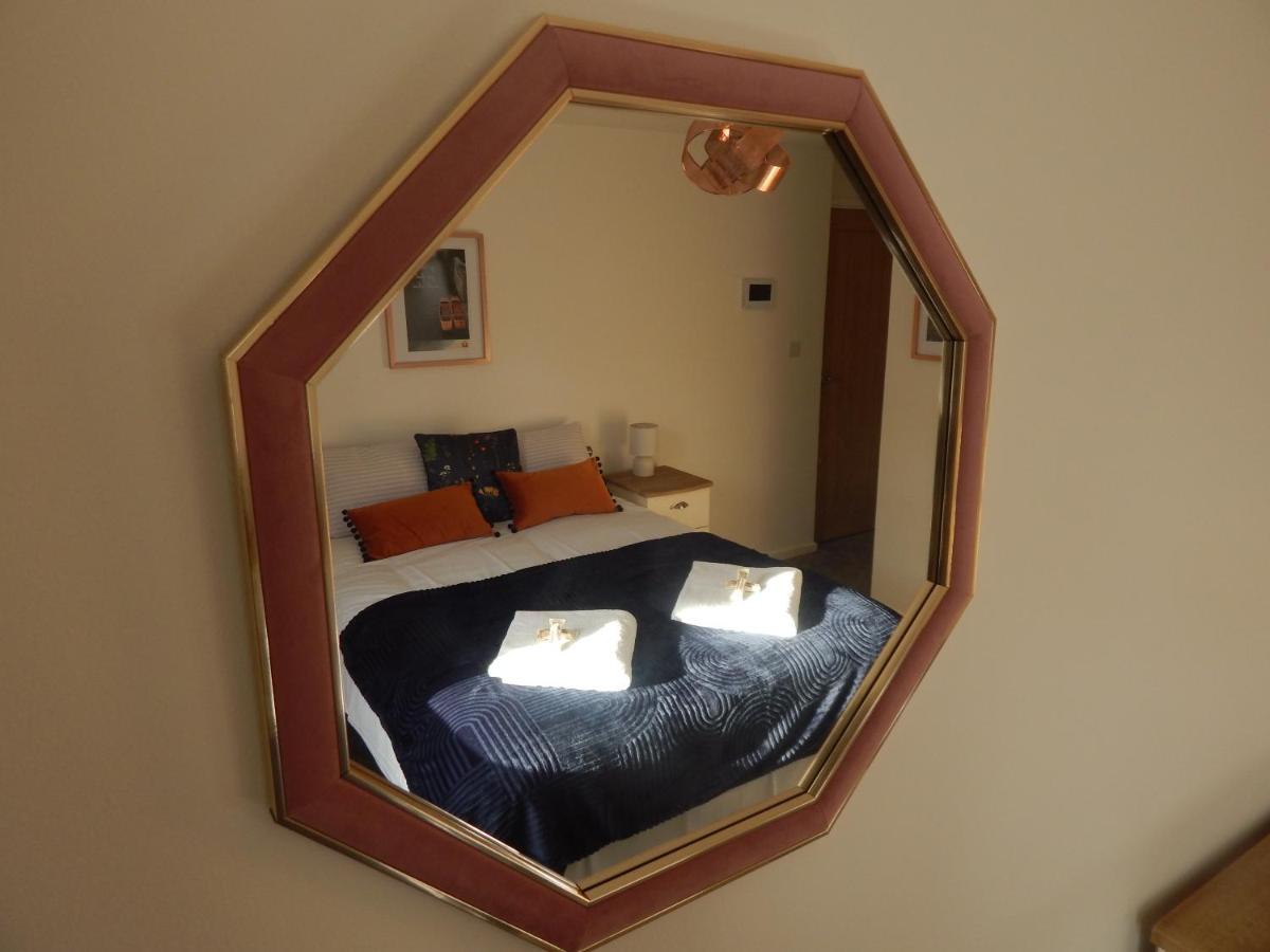 Modern, Well Located En-suite With Parking - Orbitat *
