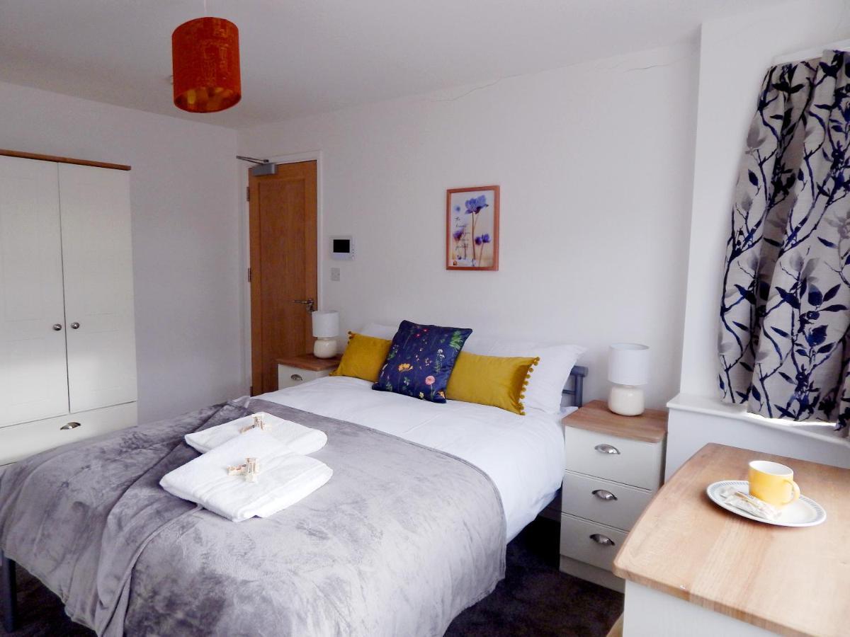 Modern, Well Located En-suite With Parking - Orbitat Wisma tamu