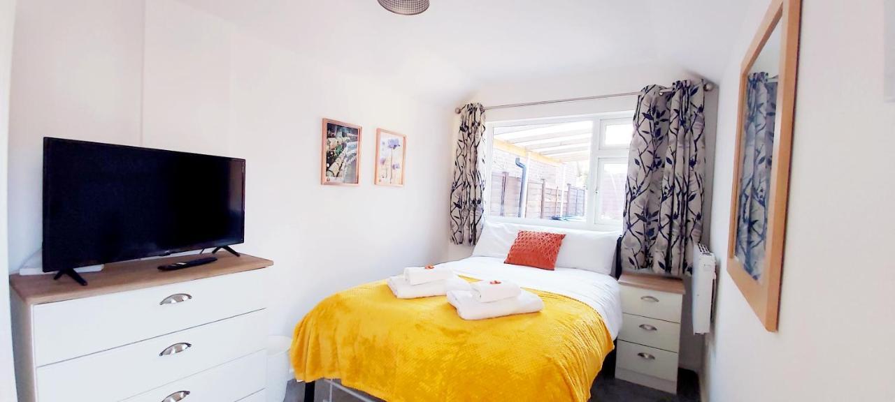Modern, Well Located En-suite With Parking - Orbitat *